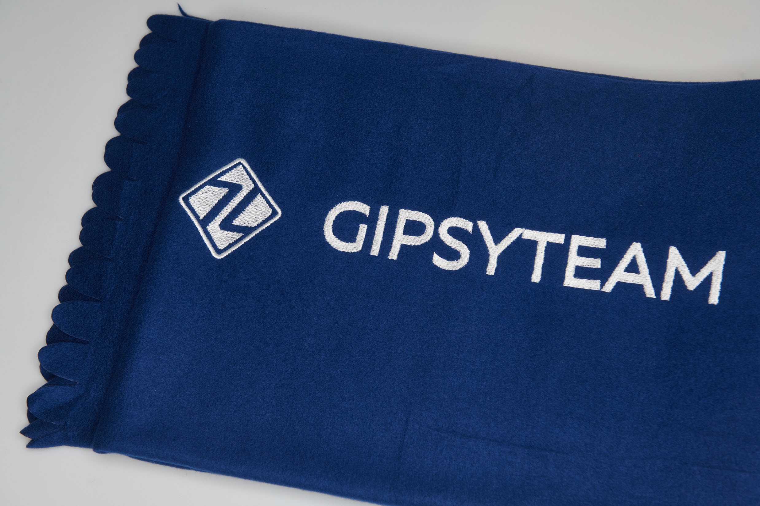 Gipsy team. Плед с логотипом. Плед с логотипом ман. Джипси тим. Одеяло с логотипом Nike.